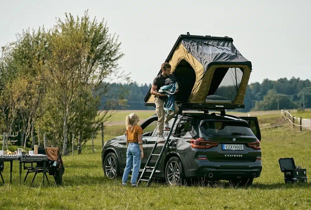 Elektrische auto en daktent